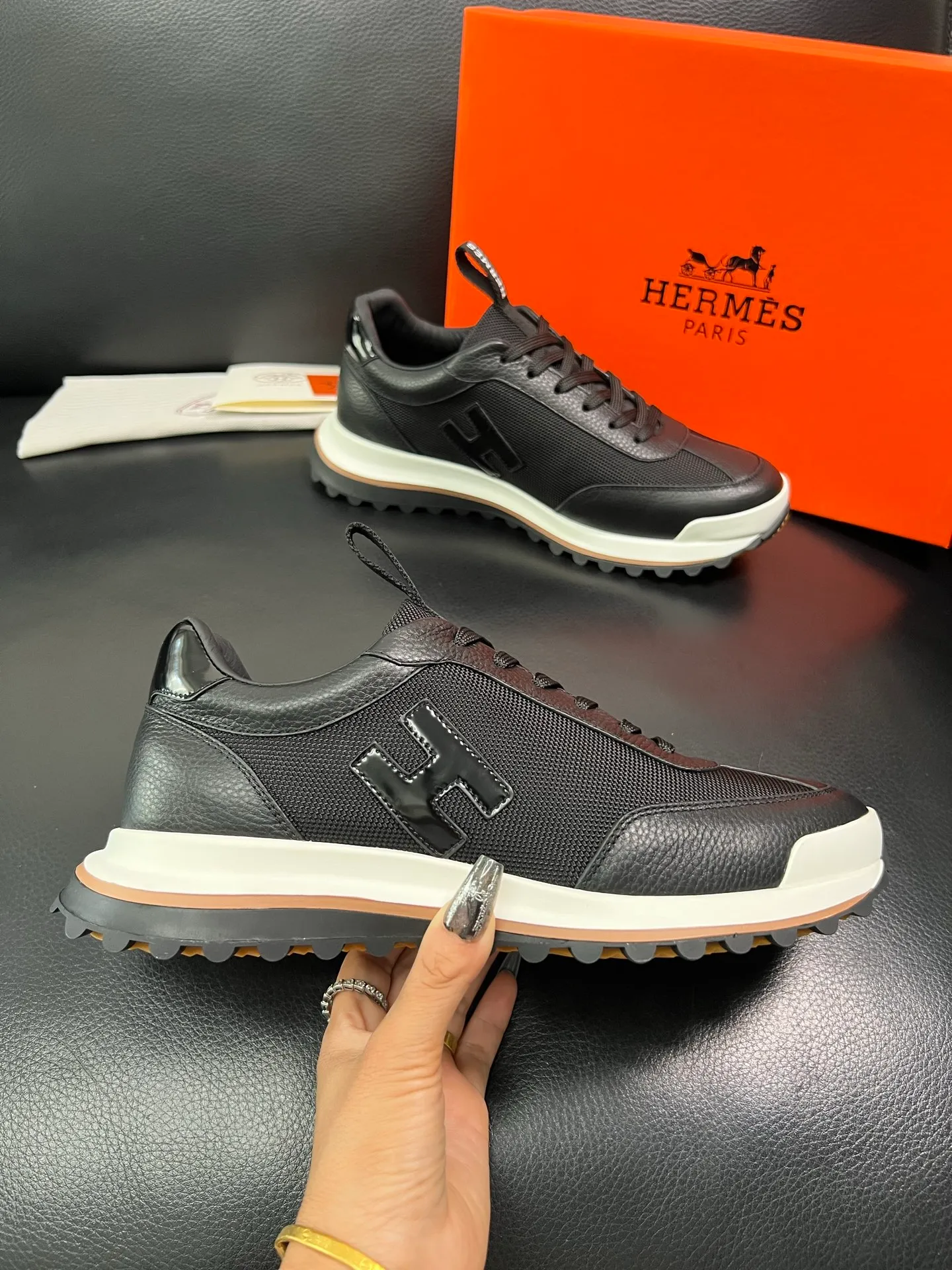 Men's shoes 💰800 Hermes top purchasing Hermes counters are on sale at the same time with original factory configuration, original cowhide imported from Italy and mesh fabric, high-quality splicing technology, fully imported water-dyed cowhide lining, soles: original soles specially provided by the original factory are super comfortable, the original factory follows the order and high quality, you can enter and exit the counter at will, you are welcome to compare and synchronize with the counter, code number 39-44 (customized 38 45) 85863